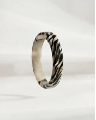 Brazalete Sabana Serena — El equilibrio perfecto entre la elegancia neutra y el instinto más libre.