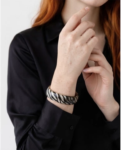 Brazalete Sabana Serena — El equilibrio perfecto entre la elegancia neutra y el instinto más libre.