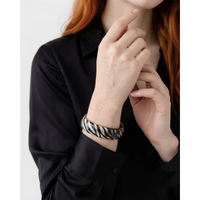 Brazalete Sabana Serena — El equilibrio perfecto entre la elegancia neutra y el instinto más libre.