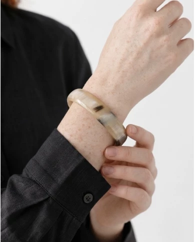 Brazalete Sabana Serena — El equilibrio perfecto entre la elegancia neutra y el instinto más libre.