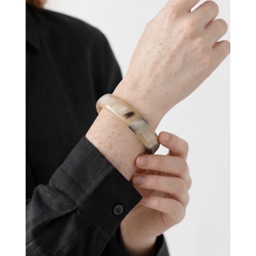 Brazalete Sabana Serena — El equilibrio perfecto entre la elegancia neutra y el instinto más libre.