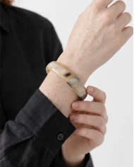 Brazalete Sabana Serena — El equilibrio perfecto entre la elegancia neutra y el instinto más libre.
