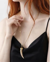 Collar Índigo Salvaje — Un amuleto para quienes encuentran belleza en lo indomable.