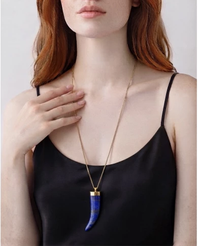 Collar Índigo Salvaje — Un amuleto para quienes encuentran belleza en lo indomable.