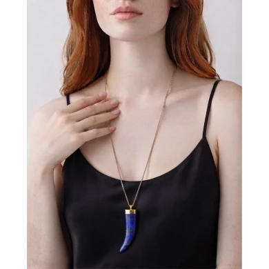 Collar Índigo Salvaje — Un amuleto para quienes encuentran belleza en lo indomable.