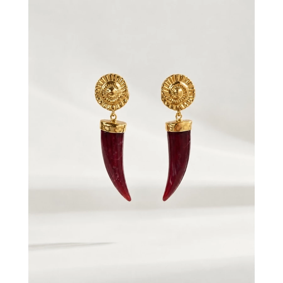 Pendientes Aurea Carmesí — Un talismán para quienes convierten su fuerza en elegancia. Pendientes Aurea Carmesí — Un talismán para quienes convierten su fuerza en elegancia.