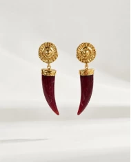 Pendientes Aurea Carmesí — Un talismán para quienes convierten su fuerza en elegancia. Pendientes Aurea Carmesí — Un talismán para quienes convierten su fuerza en elegancia.