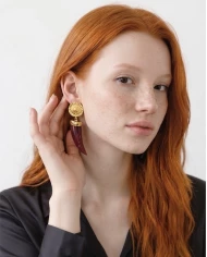 Pendientes Aurea Carmesí — Un talismán para quienes convierten su fuerza en elegancia. Pendientes Aurea Carmesí — Un talismán para quienes convierten su fuerza en elegancia.