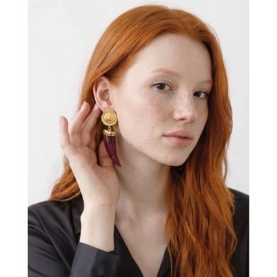 Pendientes Aurea Carmesí — Un talismán para quienes convierten su fuerza en elegancia.