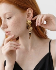 Pendientes Aurea Carmesí — Un talismán para quienes convierten su fuerza en elegancia. Pendientes Aurea Carmesí — Un talismán para quienes convierten su fuerza en elegancia.