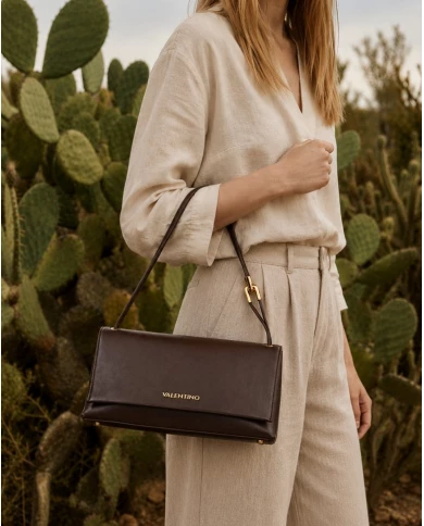 Bolso Valentino Fable RE Flap — Marrón elegante de hombro
