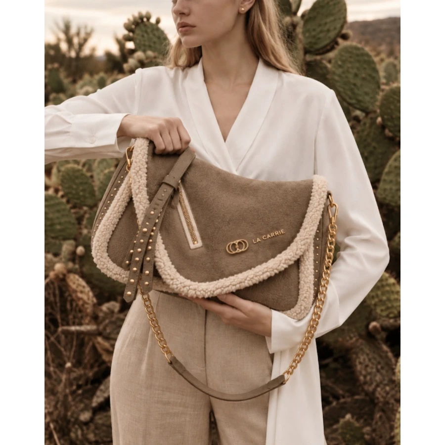 Bolso de hombro La Carrie — Texturas cálidas para darle un giro al look