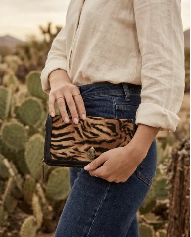 Billetero Kurt Geiger Tigre — Un toque salvaje y sofisticado