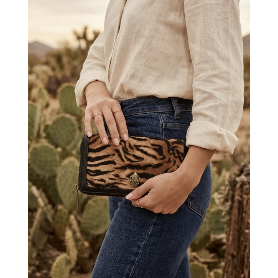 Billetero Kurt Geiger Tigre — Un toque salvaje y sofisticado