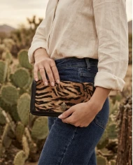 Billetero Kurt Geiger Tigre — Un toque salvaje y sofisticado