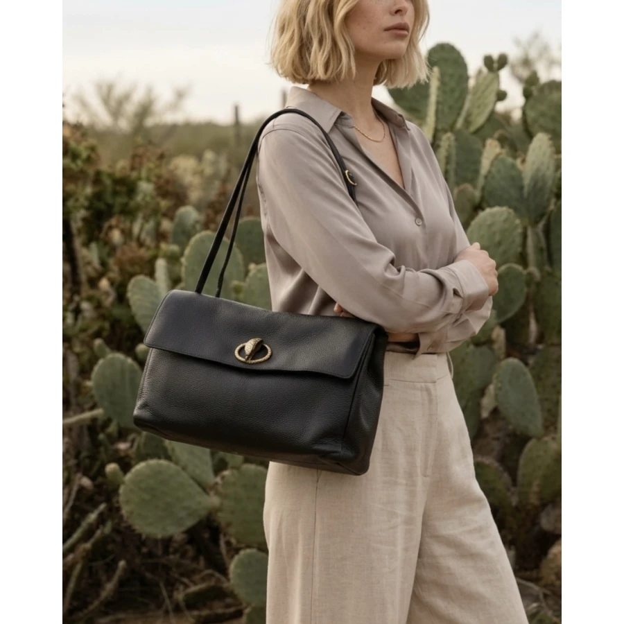 Bolso Kurt Geiger Chelsea Large Hobo — Elegancia y versatilidad en piel negra