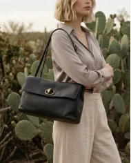 Bolso Kurt Geiger Hoxton Shopper — Volumen y sofisticación en color vino