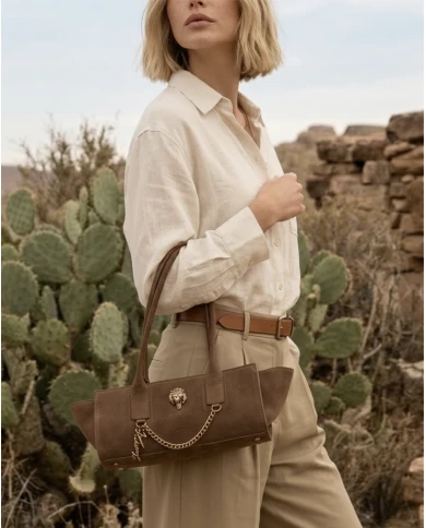 Bolso Kurt Geiger Sloane East West Shoulder Bag — Elegancia relajada en ante marrón