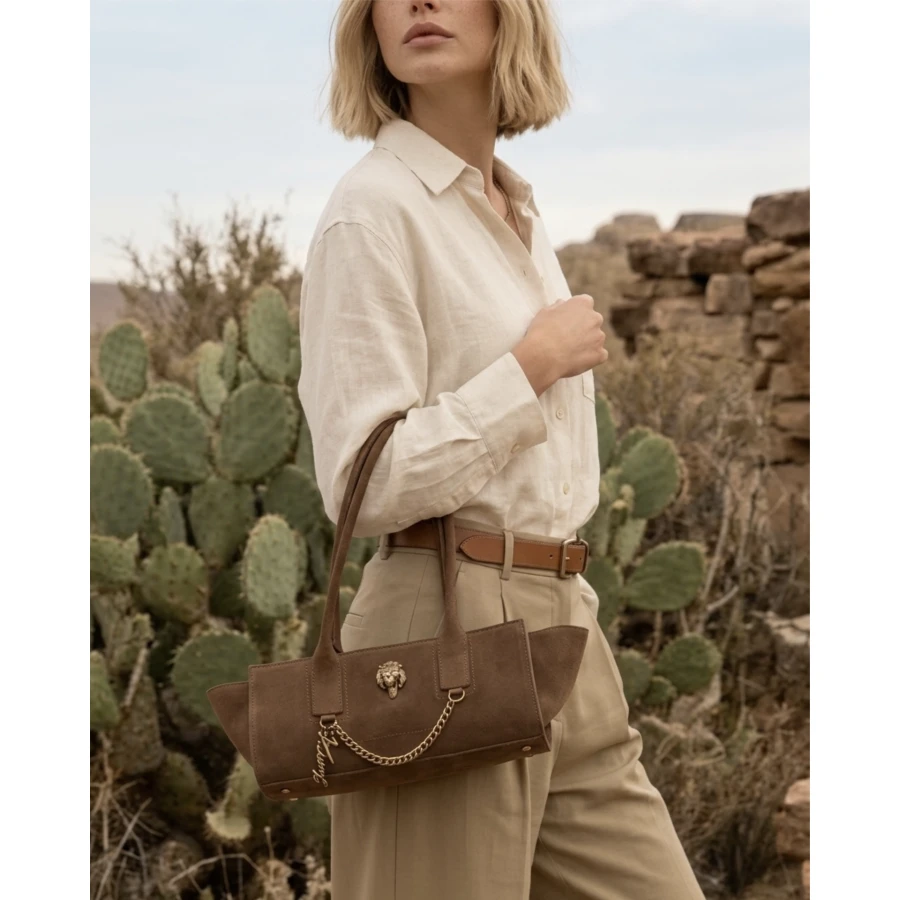 Bolso Kurt Geiger Sloane East West Shoulder Bag — Elegancia relajada en ante marrón