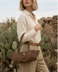 Bolso Kurt Geiger Celia Flap Shoulder Bag — Sofisticación y carácter en color vino