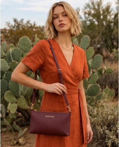 Bolso Valentino Elysse Burdeos — Elegancia compacta para el día a día