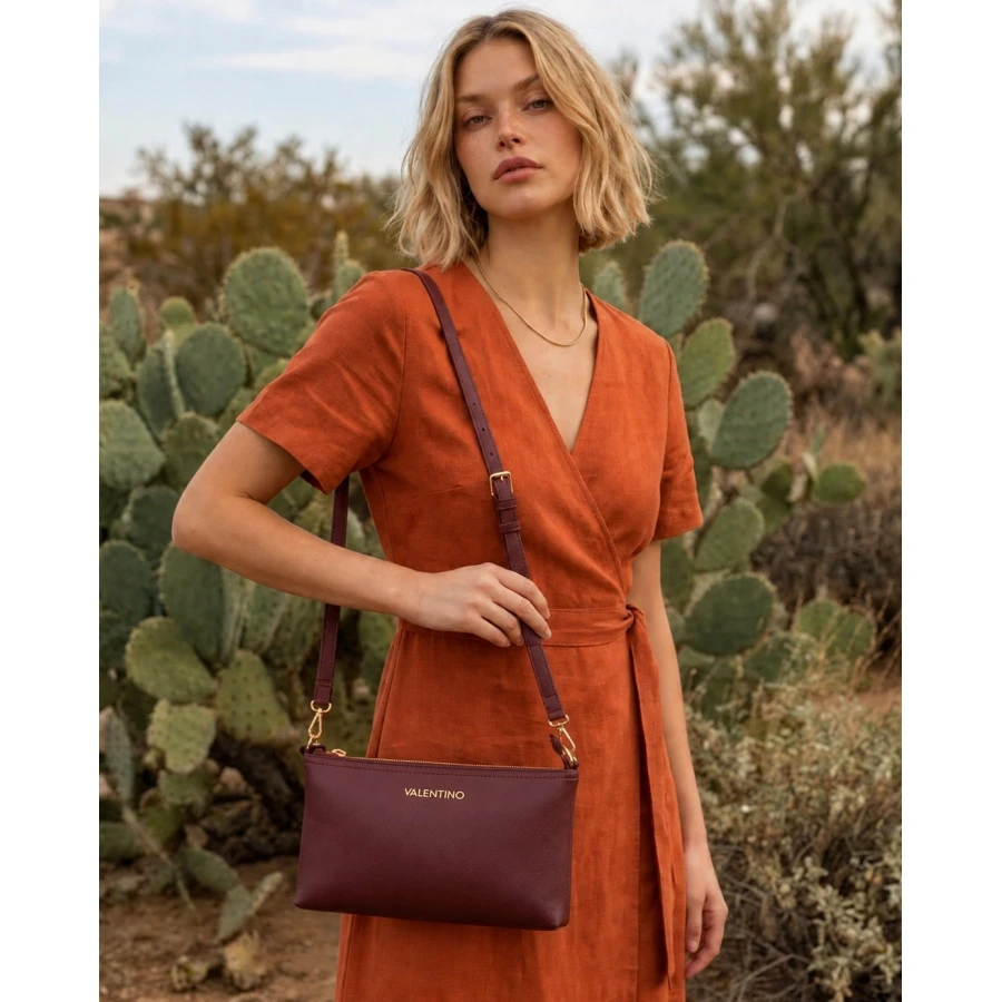 Bolso Valentino Elysse Burdeos — Elegancia compacta para el día a día