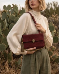 Bolso Kurt Geiger Celia Flap Shoulder Bag — Sofisticación y carácter en color vino