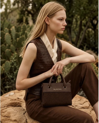 Bolso Valentino Chocolate Fur — el pequeño complemento que cambia el look.