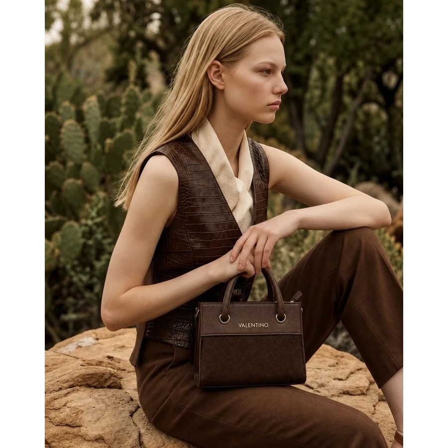 Bolso Valentino Chocolate Fur — el pequeño complemento que cambia el look.