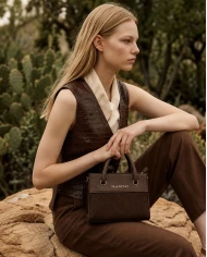 Bolso Valentino Chocolate Fur — el pequeño complemento que cambia el look.