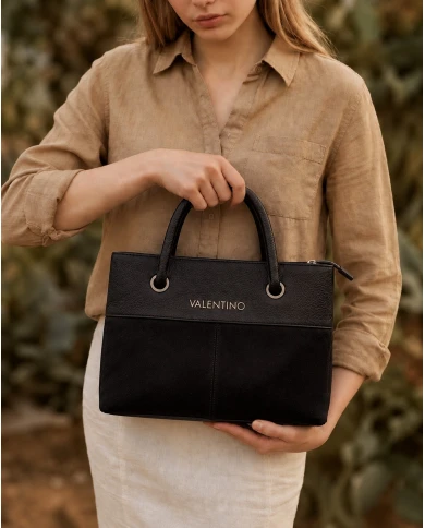 Bolso Valentino Black Hair — el contraste de texturas que cambia el look.