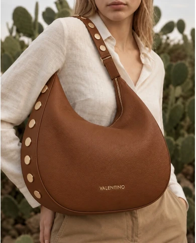 Bolso Valentino Studded Camel — El toque western que eleva cualquier look
