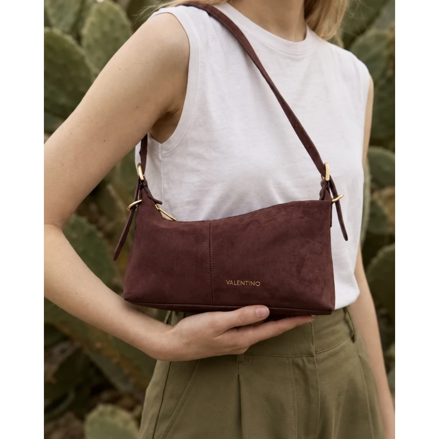 Bolso Valentino Bordeaux Velvet — elegancia y sofisticación en terciopelo.