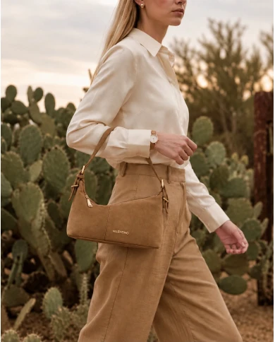 Bolso Valentino Camel Velvet — elegancia atemporal en terciopelo camel.