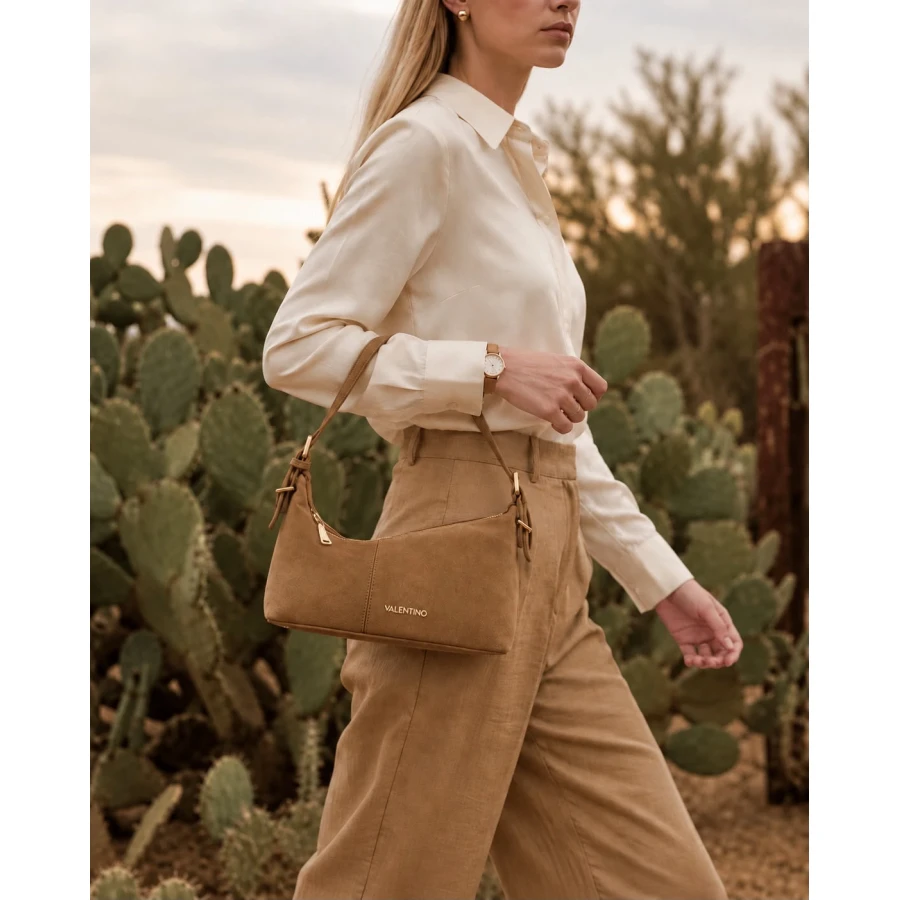 Bolso Valentino Camel Velvet — elegancia atemporal en terciopelo camel.