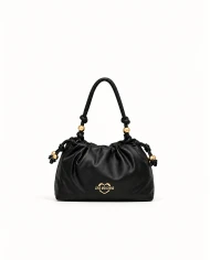 Bolso Love Moschino Black Love — un básico negro con detalles dorados que enamora.
