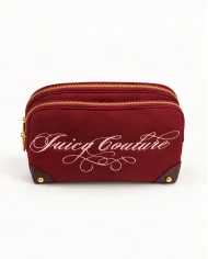Neceser Juicy Couture Burgundy Chic — un toque sofisticado para tus esenciales. Neceser Juicy Couture Burgundy Chic — un toque sofisticado para tus esenciales.