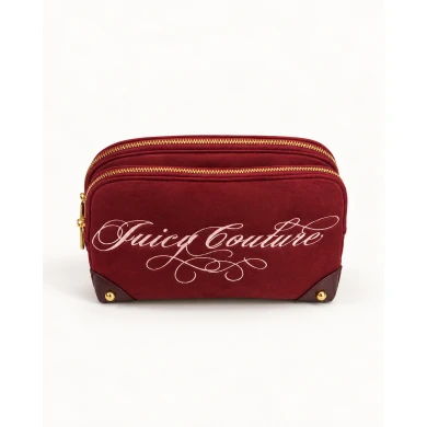 Neceser Juicy Couture Burgundy Signature — un toque de color y estilo.