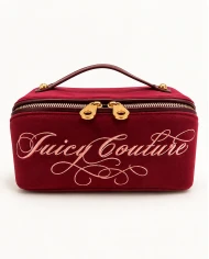 Neceser Juicy Couture Burgundy Chic — un toque sofisticado para tus esenciales. Neceser Juicy Couture Burgundy Chic — un toque sofisticado para tus esenciales.