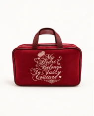 Neceser Juicy Couture Burgundy Chic — un toque sofisticado para tus esenciales. Neceser Juicy Couture Burgundy Chic — un toque sofisticado para tus esenciales.