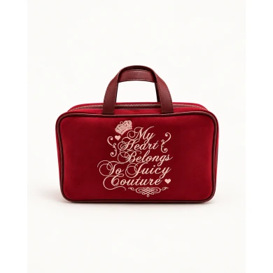 Neceser Juicy Couture Burgundy Romance — un diseño con encanto y personalidad.