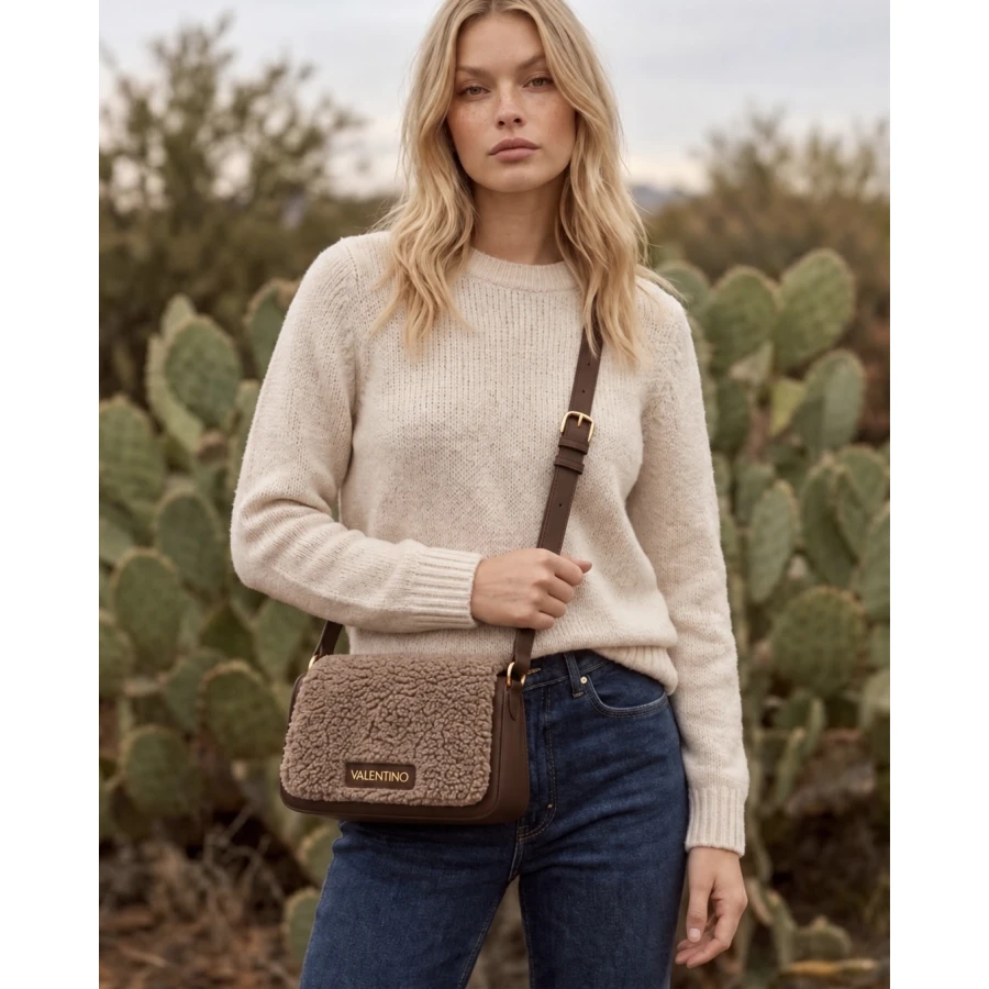 Bolso Valentino Iceland brown — Suavidad y estilo para tus looks de invierno