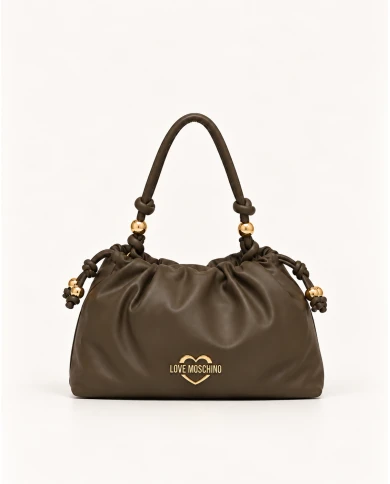 Bolso Love Moschino Brown Love — un básico negro con detalles dorados que enamora. Bolso Love Moschino Brown Love — un básico negro con detalles dorados que enamora.