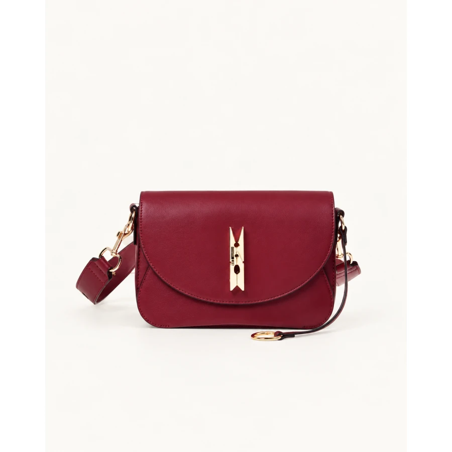 Bolso Love Moschino Clip Granate — sofisticación con un toque de color Bolso Love Moschino Clip Granate — sofisticación con un toque de color