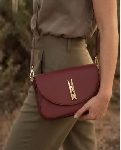 Bolso Love Moschino Clip Granate — sofisticación con un toque de color