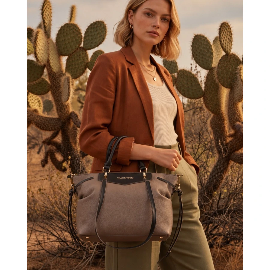 Bolso Valentino Fiamma Taupe Tote — elegancia versátil con un diseño funcional Bolso Valentino Fiamma Taupe Tote — elegancia versátil con un diseño funcional