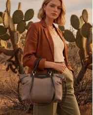Bolso Valentino Fiamma Taupe Shopping — estilo urbano con detalles sofisticados