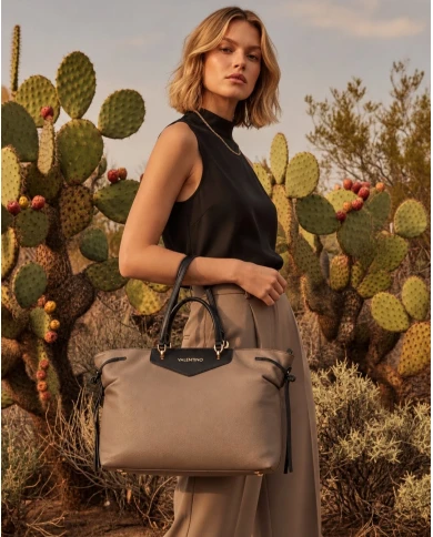 Bolso Valentino Fiamma Taupe Shopping — estilo urbano con detalles sofisticados