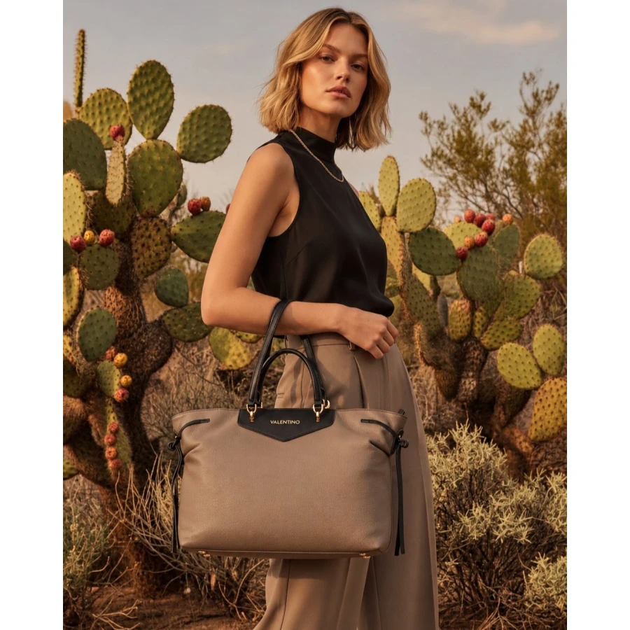 Bolso Valentino Fiamma Taupe Shopping — estilo urbano con detalles sofisticados
