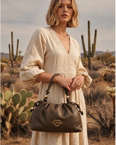 Bolso Love Moschino Brown Love — un básico negro con detalles dorados que enamora.